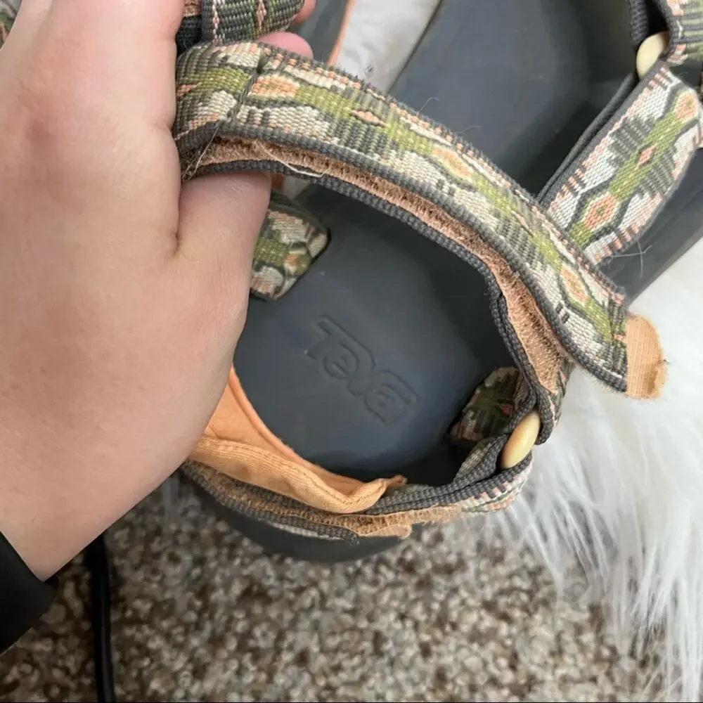 Teva Youth Hurricane XLT Gray Pink Velcro Strappy Sandals Size 4